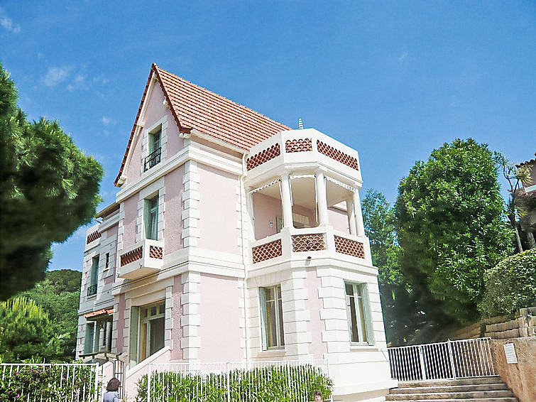 Dakappartement 2-kamers 45 m2 op de 2e verdieping. Doelmatig en mooi ingericht: woon-/eetkamer met TV (Flatscreen TV). Uitgang naar het balkon, naar het terras. 1 kamer met 1 2-pers bed (160 cm, lengt..