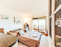 Arius: Direct aan zee in Cavalaire, strand op 20 meter - thumbnail 4