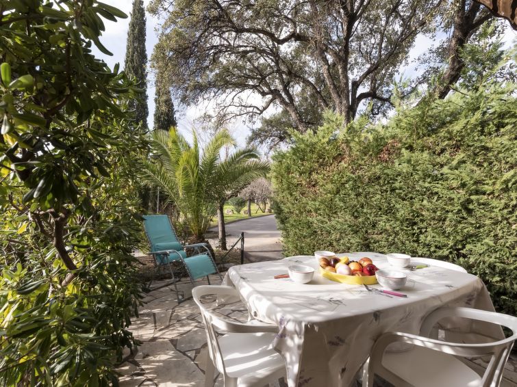 Search and Stay destination Cavalaire-sur-Mer, Provence-Alpes-Côte d'Azur - France from AU$ 210. Val des Chênes