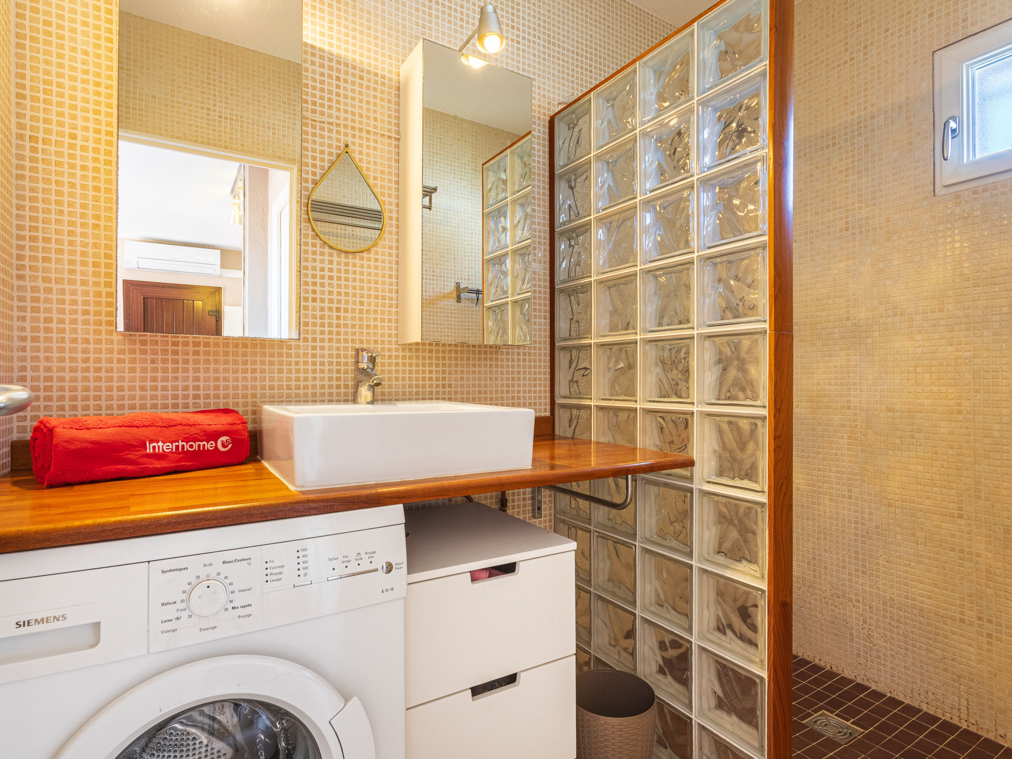 Les Emeraudes - Binnen