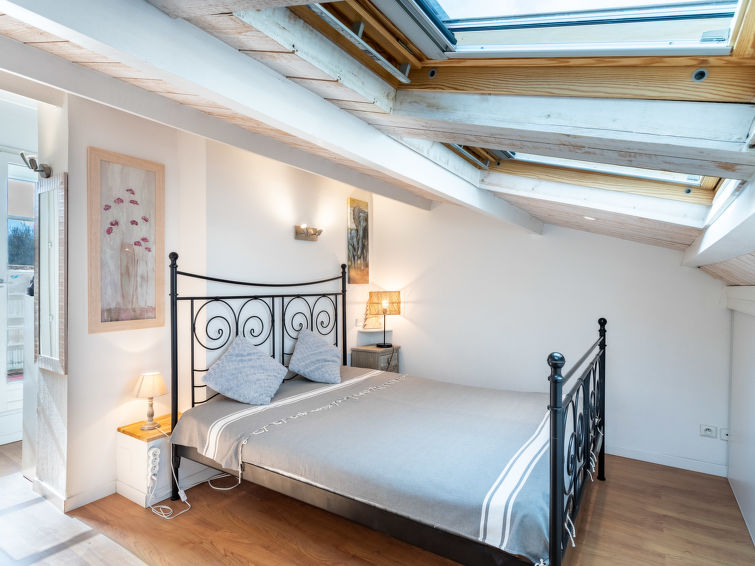 Search and Stay destination Gassin, Provence-Alpes-Côte d'Azur - France from AU$ 355. Les Marines