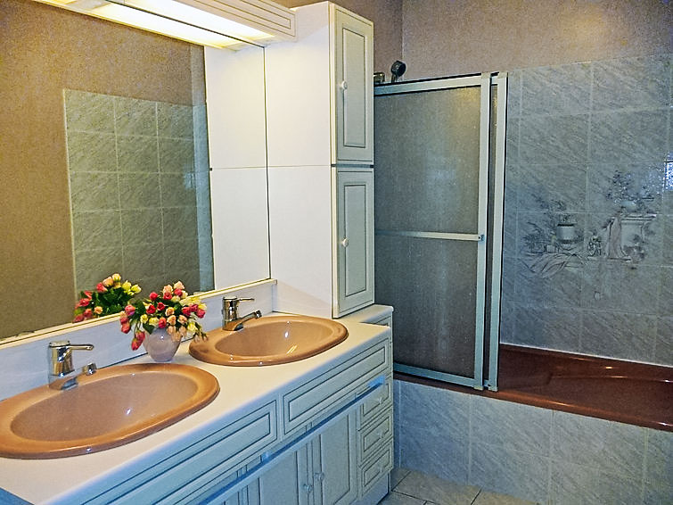 Search and Stay, undefined in undefined. Gallery position 4