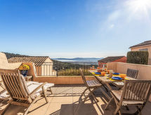 Rustiek appartement op heuvel bij Grimaud, vlakbij zee en golf - thumbnail 1