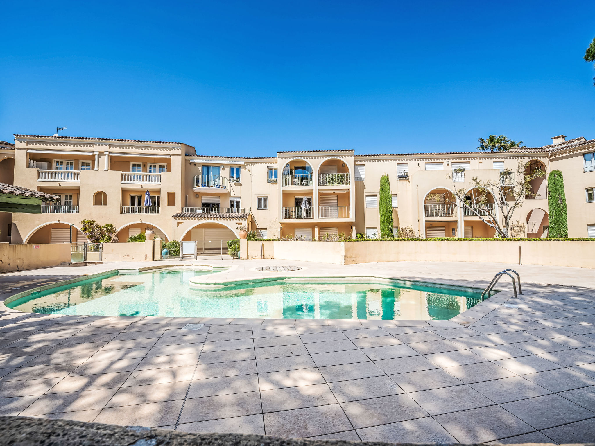 "Caesar Domus 8", appartement 1-kamer 29 m2, op de begane grond. Het objekt is geschikt voor 2 volwassenen + 2 kinderen. Mooi ingericht: hal met 1 x 2 stapelbedden (80 cm, lengte 190 cm). Woon-/eetkam..