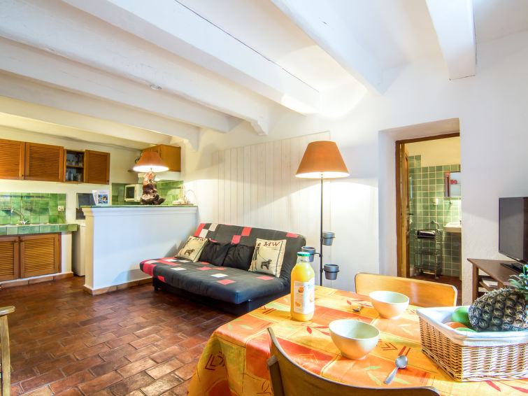 Studio 1-kamer 25 m2, op de begane grond. Eenvoudig ingericht: woon-/eetkamer met 1 2-pers divanbed (140 cm), TV (Flatscreen TV). Kookhoek (2-pits kookplaat, magnetron, elektrische koffiemachine). Dou..