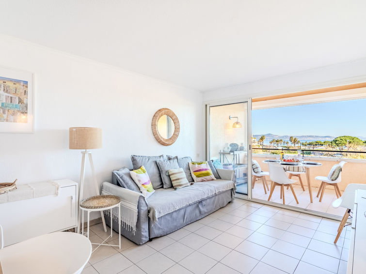 "Les Marines de Gassin 14", 3-Zimmer-Maisonette-Wohnung 45 m2 im 3. Stock. Teilweise renoviert im Jahre 2022, gemütlich eingerichtet: Wohn-/Esszimmer mit TV (Flachbildschirm). Ausgang zur Terrasse. 1..