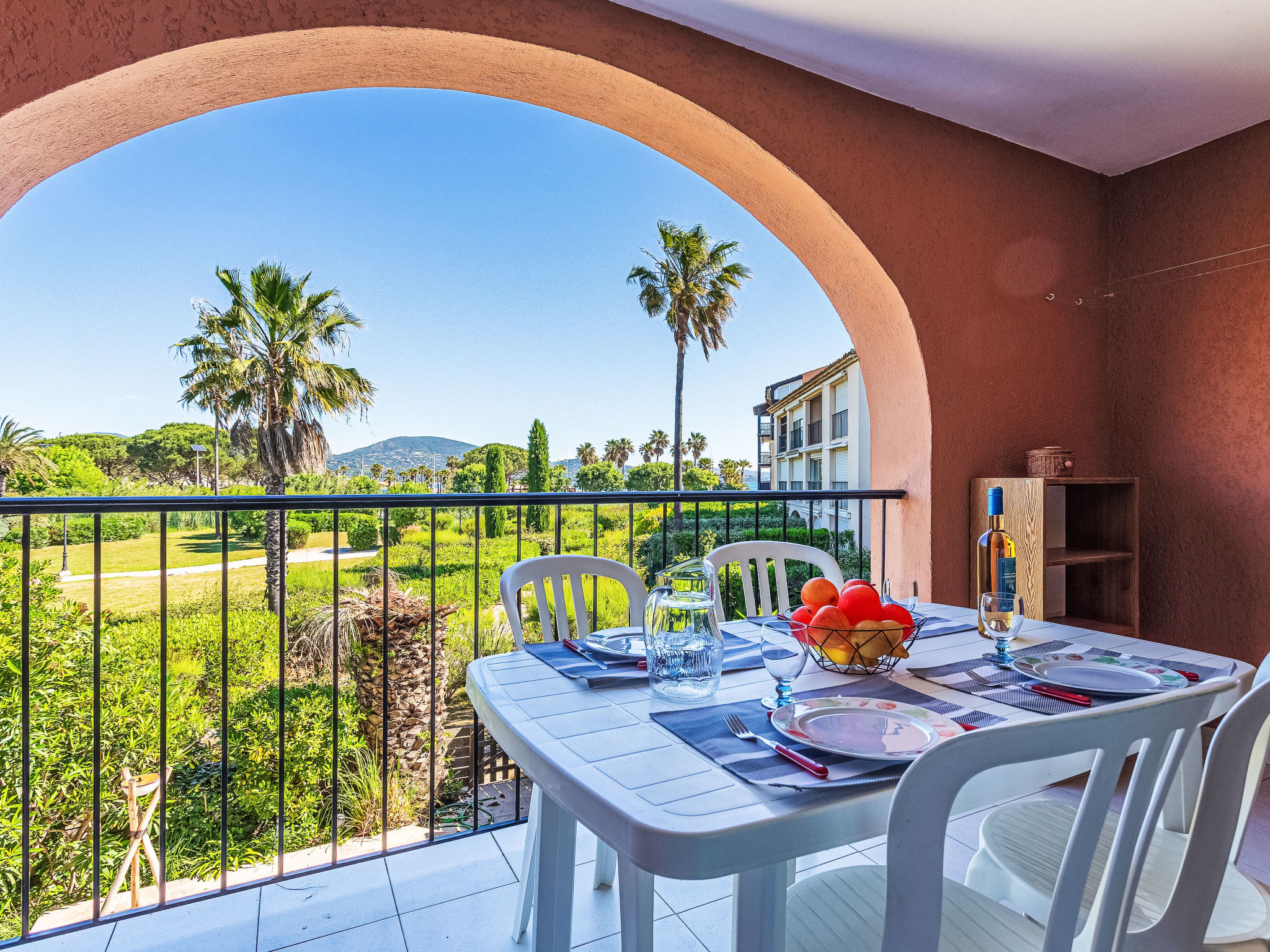 "Les Marines de Gassin 16", appartement 2-kamers 32 m2 op de 1e verdieping. Gezellig ingericht: woon-/eetkamer met 2 uitschuifbare bedden (2 x 80 cm, lengte 190 cm), TV (Flatscreen TV). Uitgang naar h..