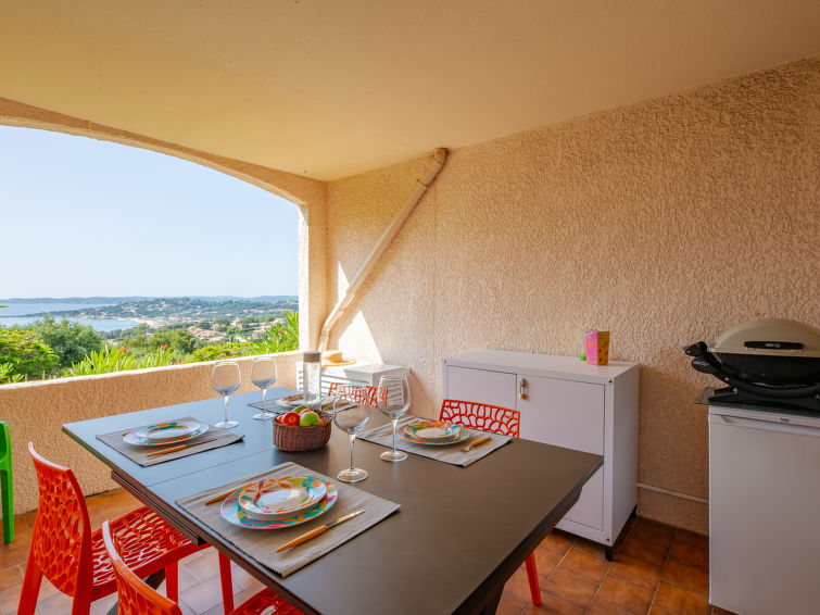 Appartement 2-kamers 25 m2. Comfortabel ingericht: eetkamer met 1 2-pers divanbed (140 cm, lengte 190 cm), TV en air-conditioning. Uitgang naar het terras. 1 kleine kamer met 1 2-pers bed (140 cm, len..