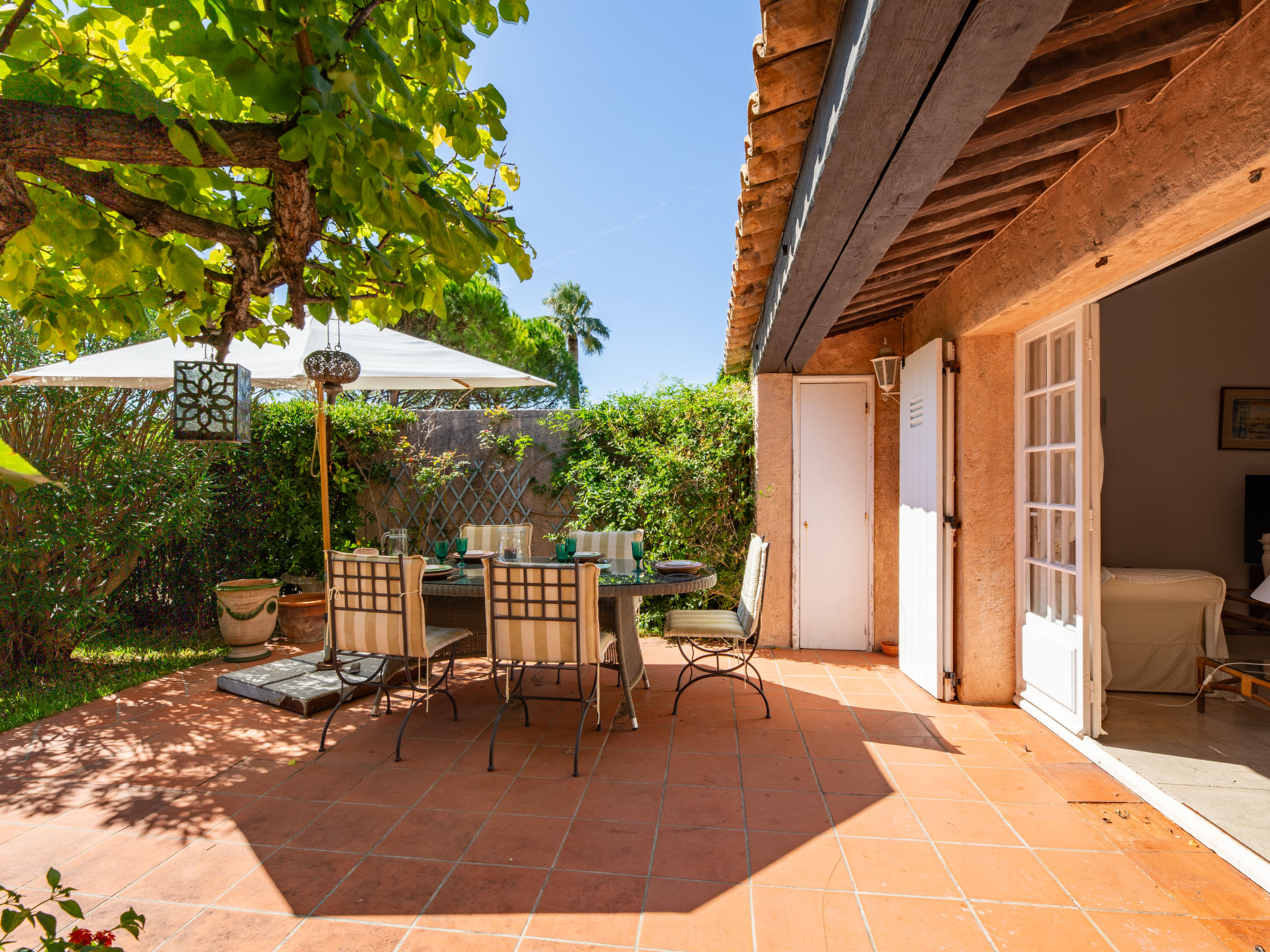 El Cantarello-Outside