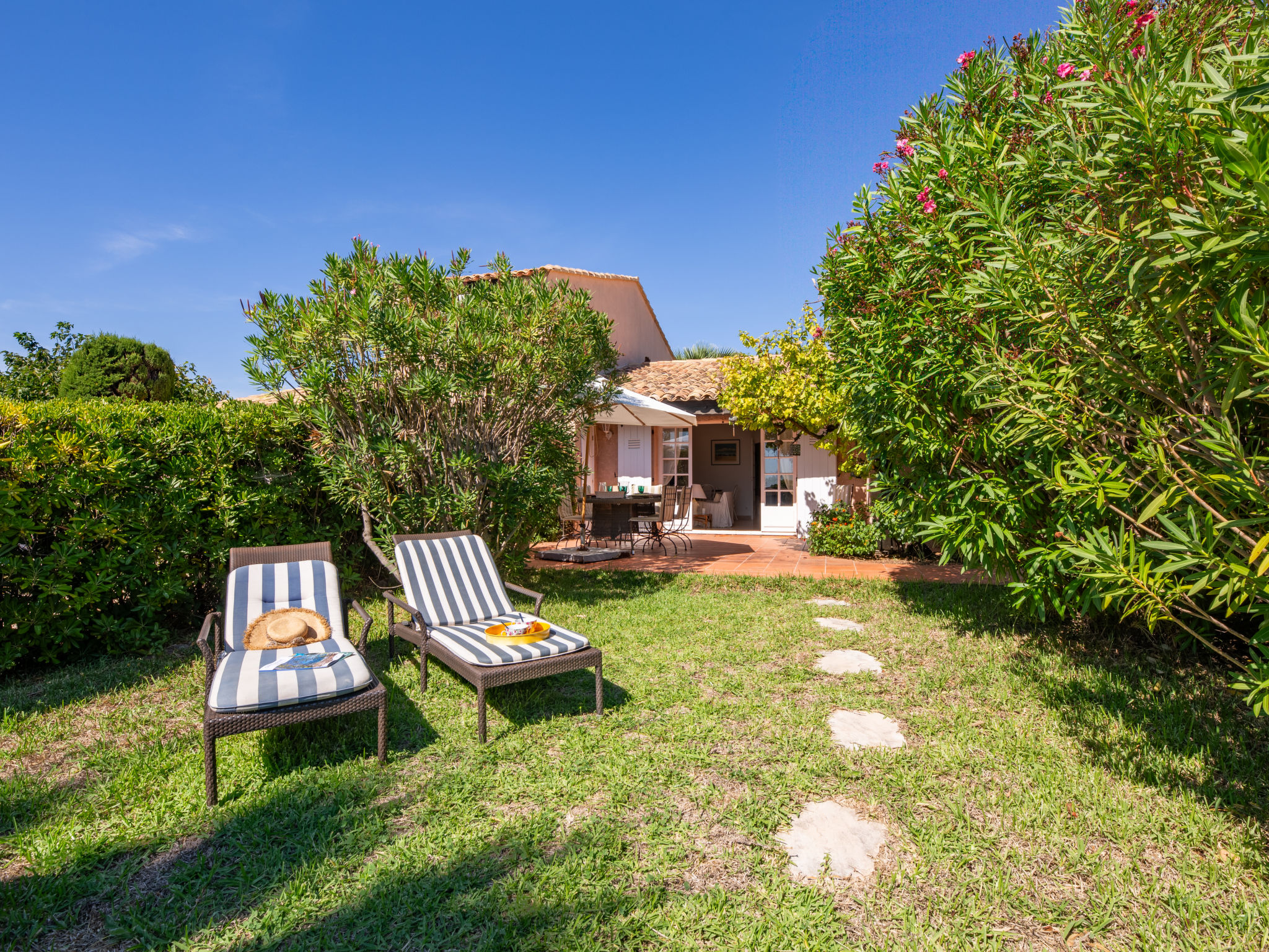 El Cantarello-Outside