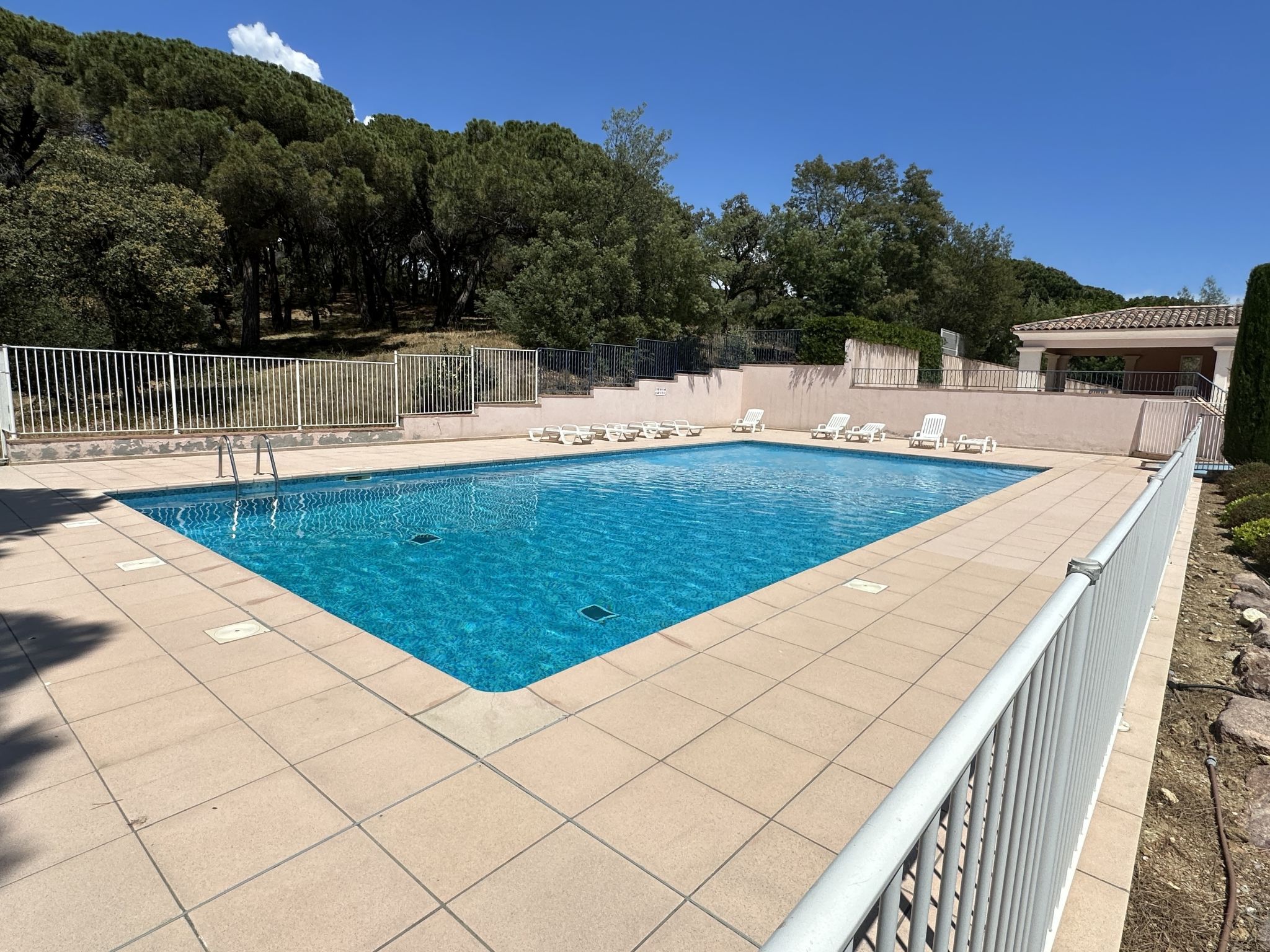 Les Pins Bleus-Buiten