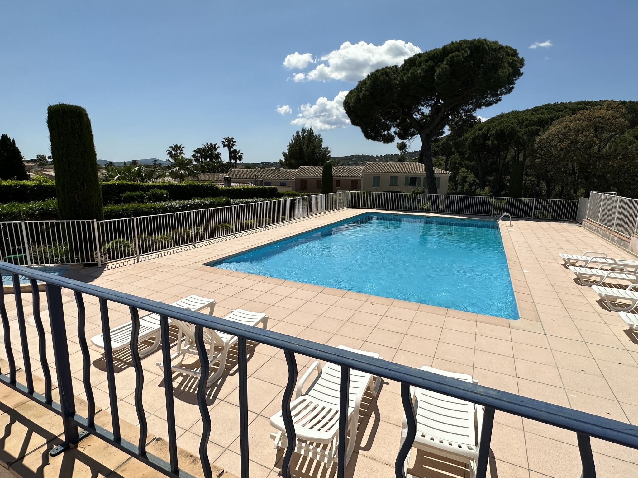 Les Pins Bleus-Buiten