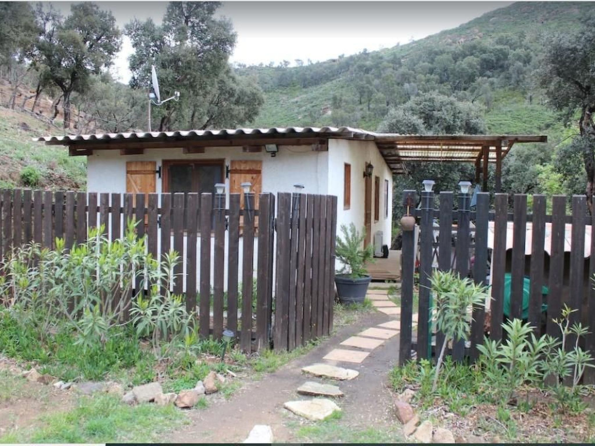 Maximaal 2 huisdieren/honden toegestaan. Invite your soul into our charming holiday home Jolie, which offers a cosy home for up to four guests. With an elegant master bedroom that includes a comfortab..