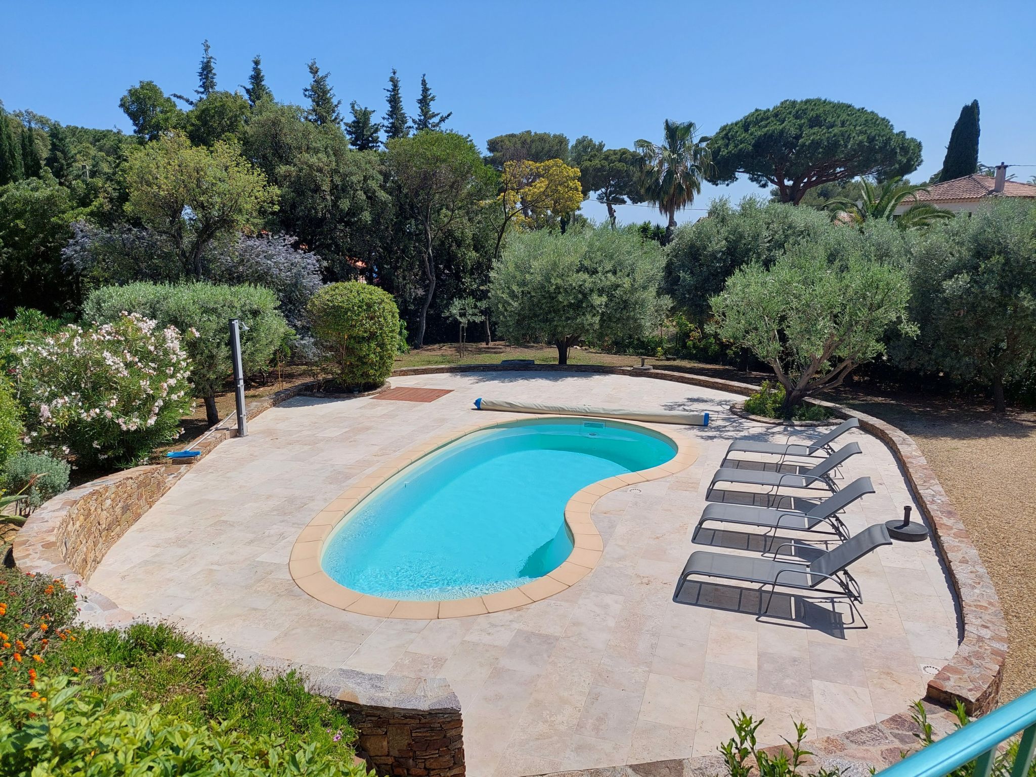 Schöne Ferienvilla mit Privatpool an der Côte d'Azur-Dedans