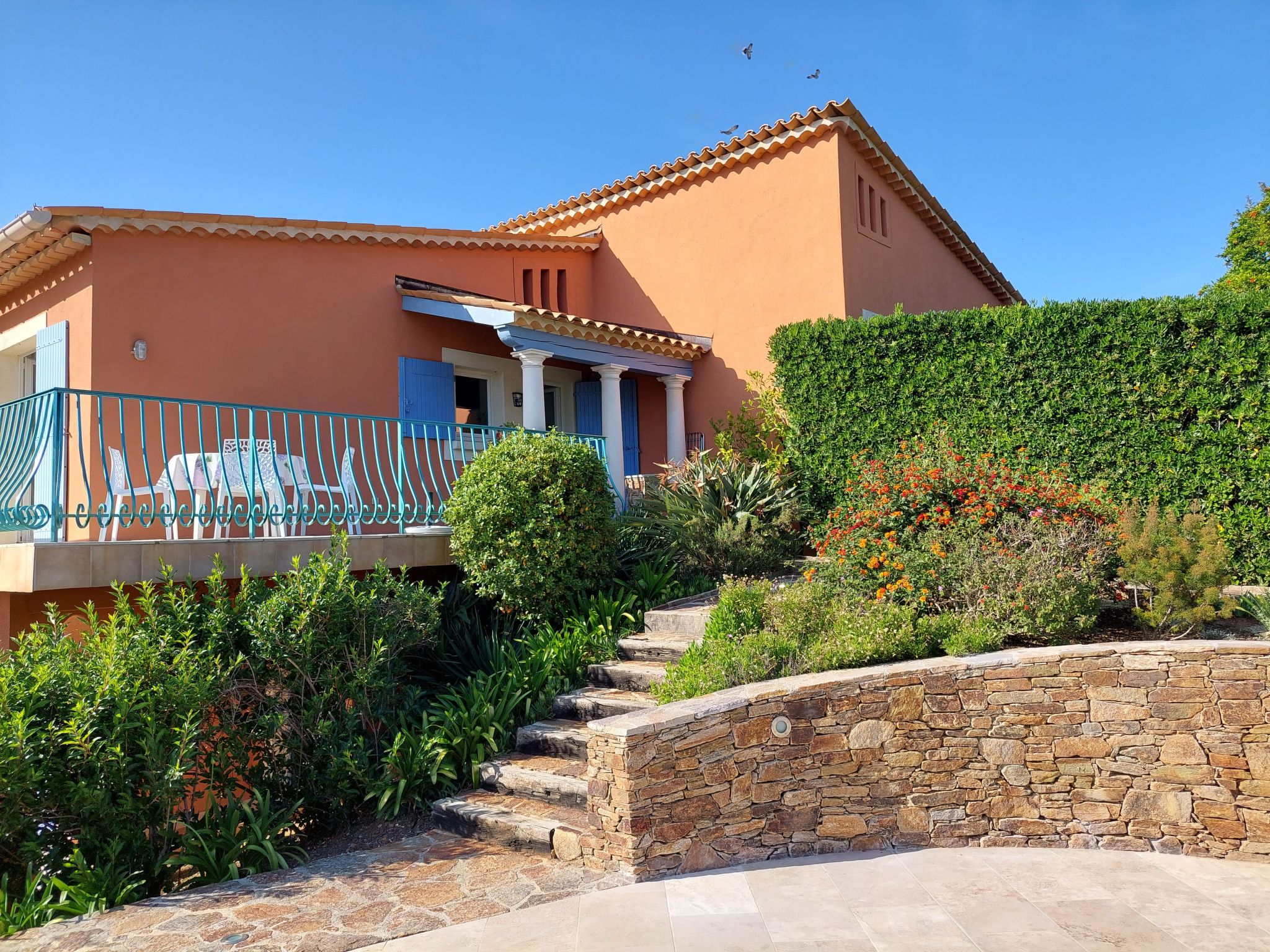 Schöne Ferienvilla mit Privatpool an der Côte d'Azur-Dedans