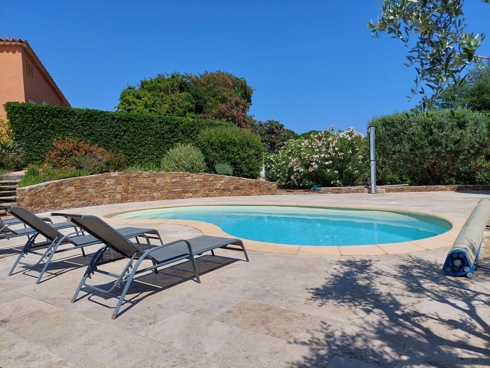 Schöne Ferienvilla mit Privatpool an der Côte d'Azur-Dedans