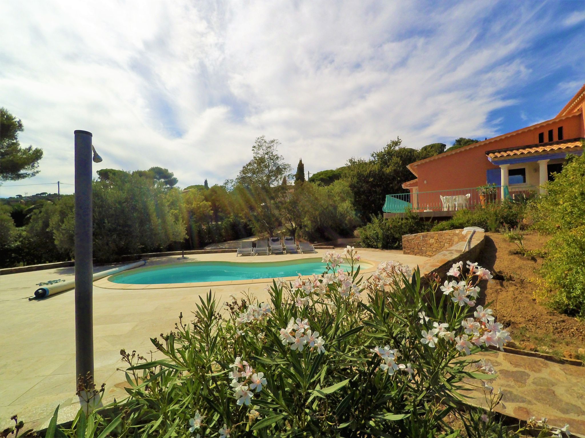 Schöne Ferienvilla mit Privatpool an der Côte d'Azur-Dedans