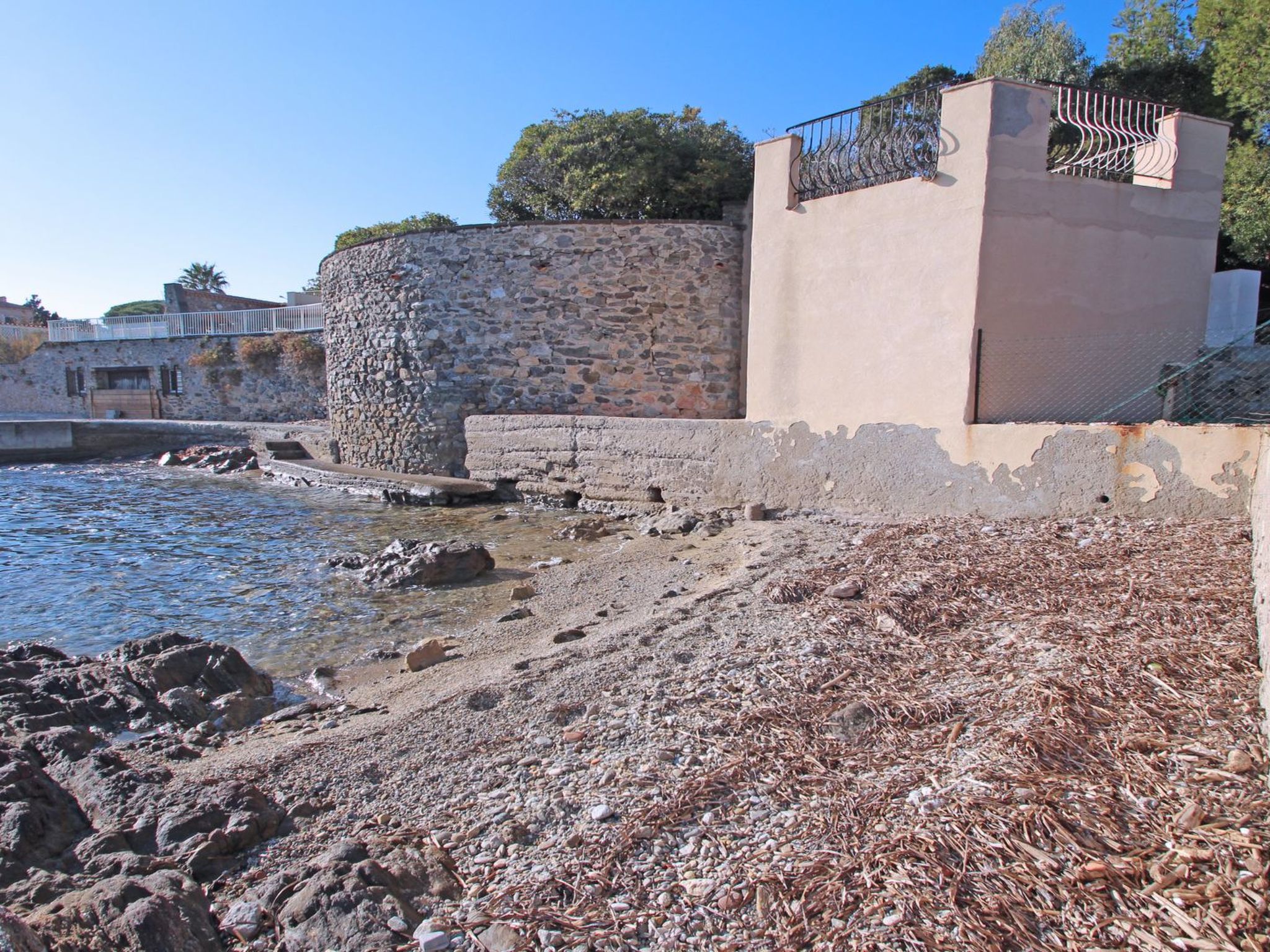 Photo of Le Bateau - 4 Personen - Füße im Wasser - Strand