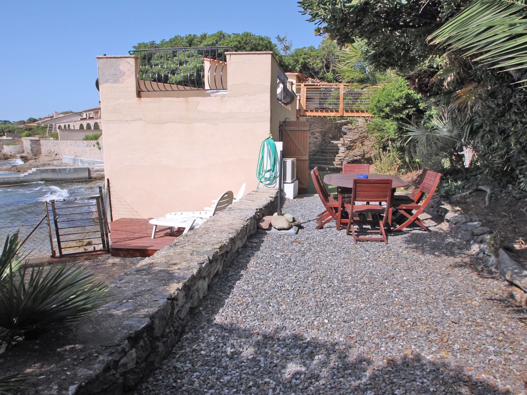 Photo of Le Bateau - 4 Personen - Füße im Wasser - Strand