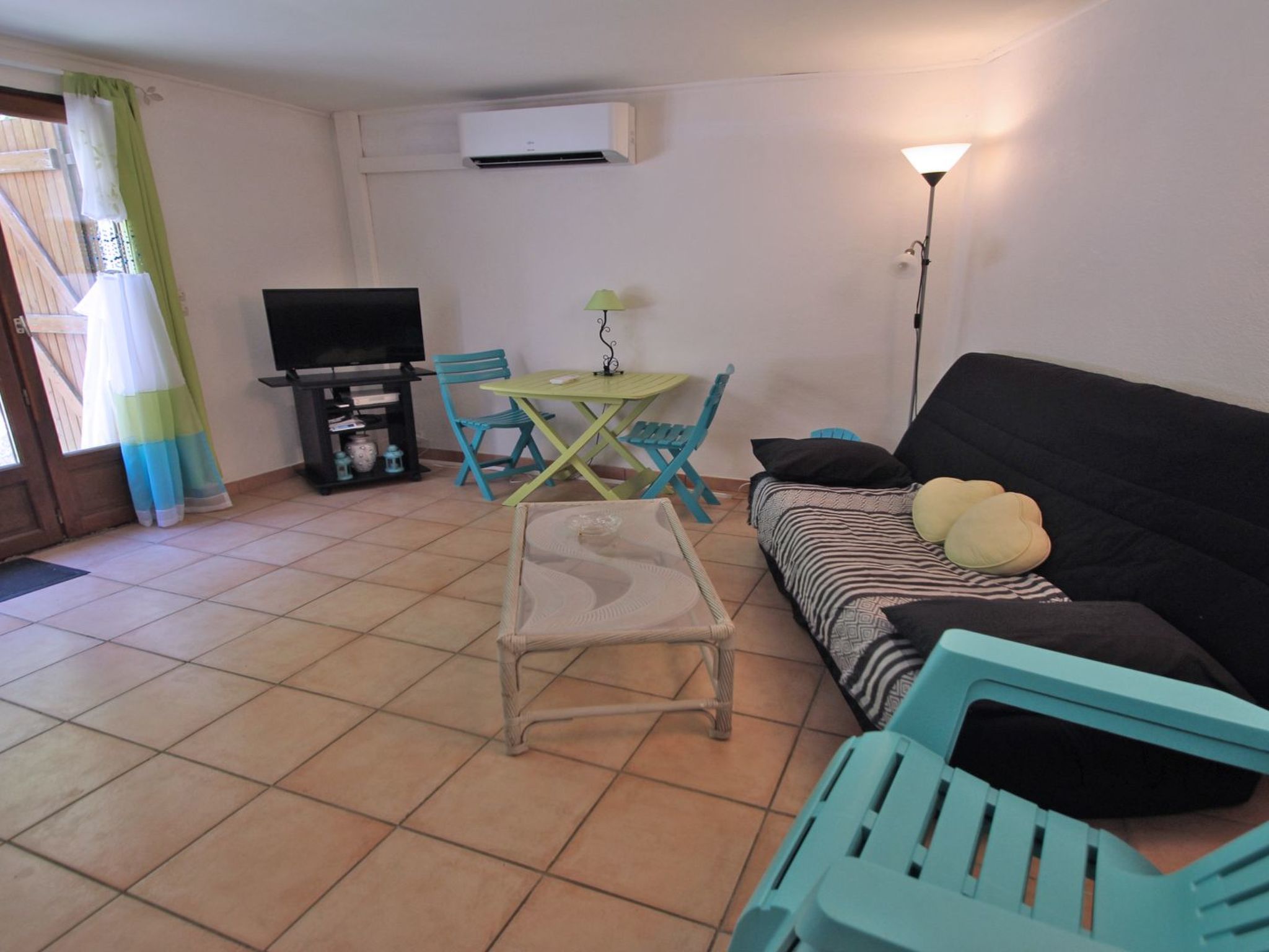 Photo of Le Bateau - 4 Personen - Füße im Wasser - Strand