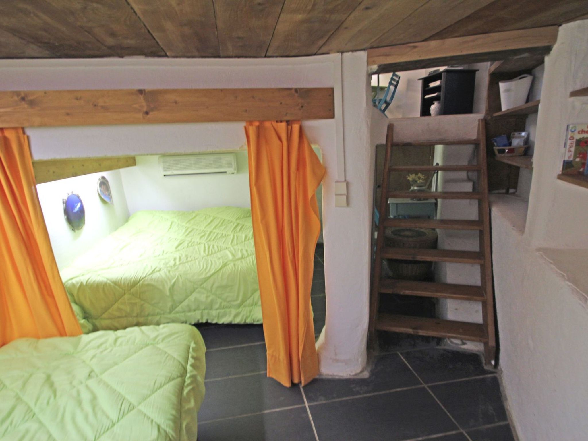 Photo of Le Bateau - 4 Personen - Füße im Wasser - Strand