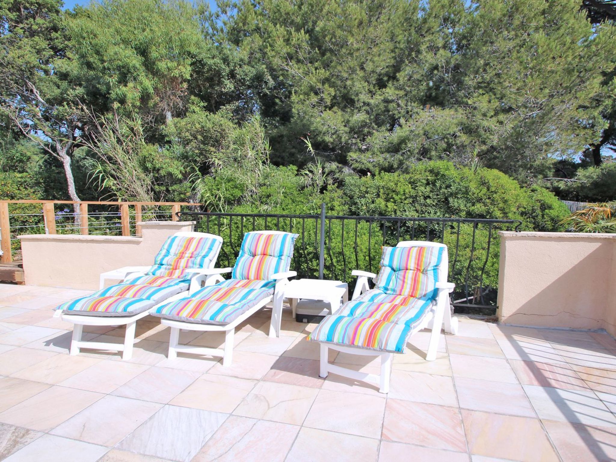 Photo of Le Bateau - 4 Personen - Füße im Wasser - Strand