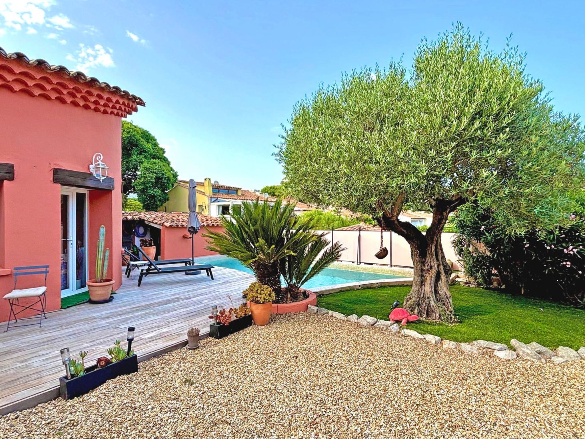 Photo of Haus 5 pers - Swimmingpool- Klimaanlage- WiFi