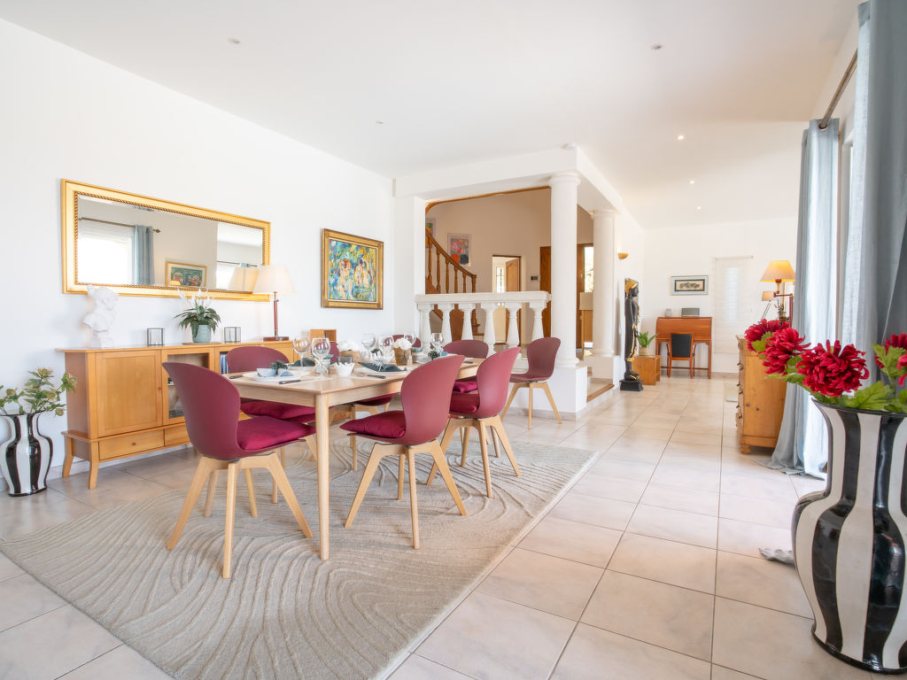 Cacharel — Kitchen / Dining Room
