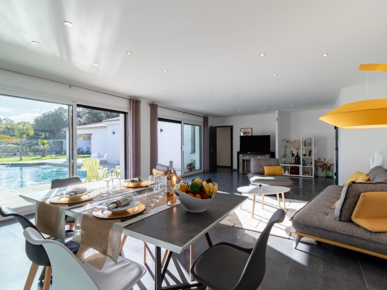 Search and Stay destination Le Plan-de-la-Tour, Provence-Alpes-Côte d'Azur - France from AU$ 443. Cedelen