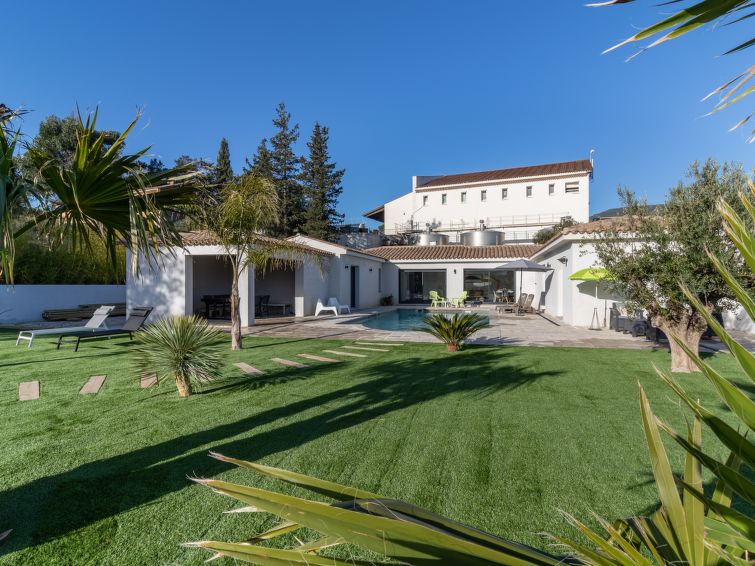 Search and Stay destination Le Plan-de-la-Tour, Provence-Alpes-Côte d'Azur - France from AU$ 443. Cedelen