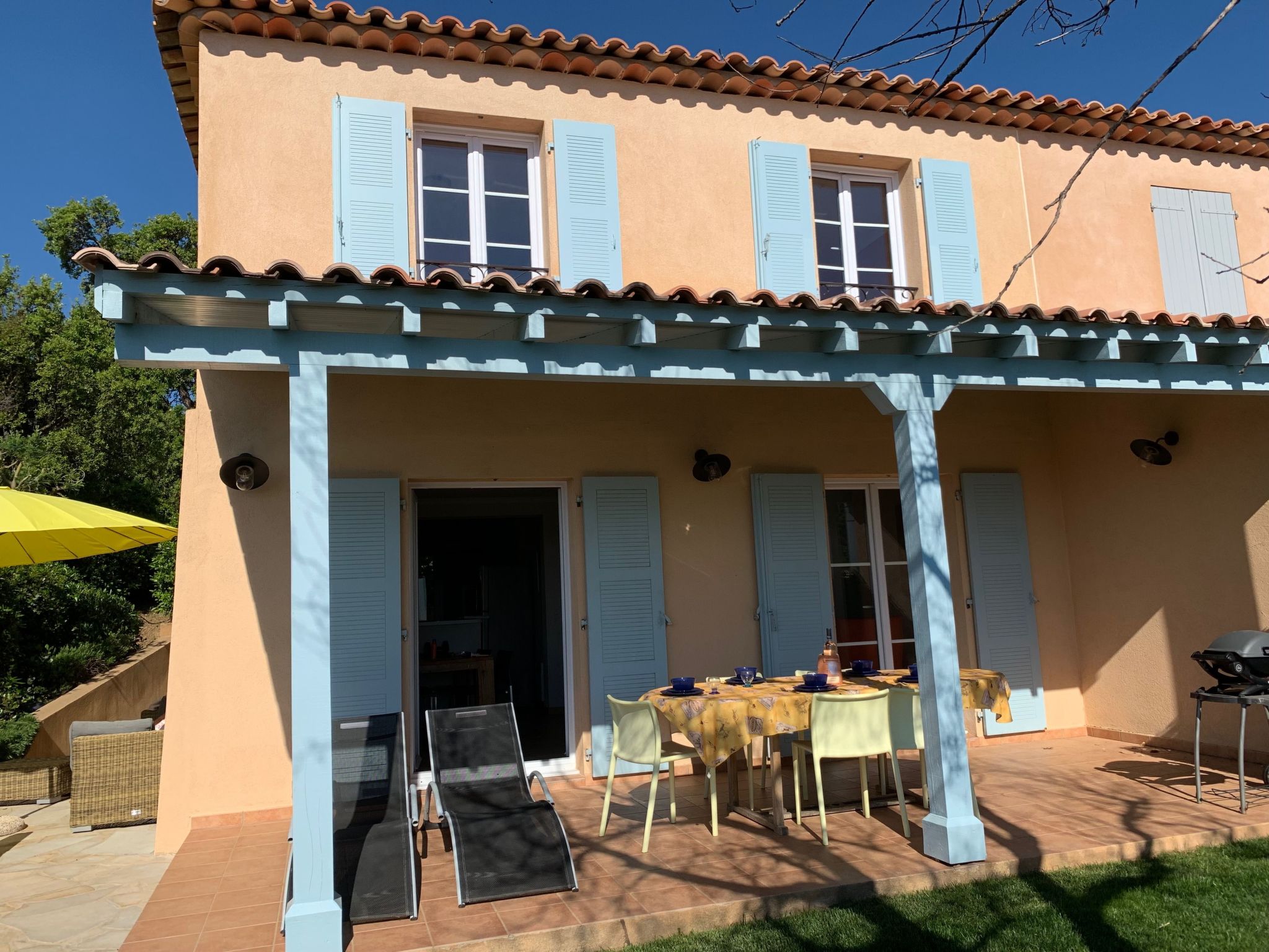 Mit Garten, Grill und Terrasse