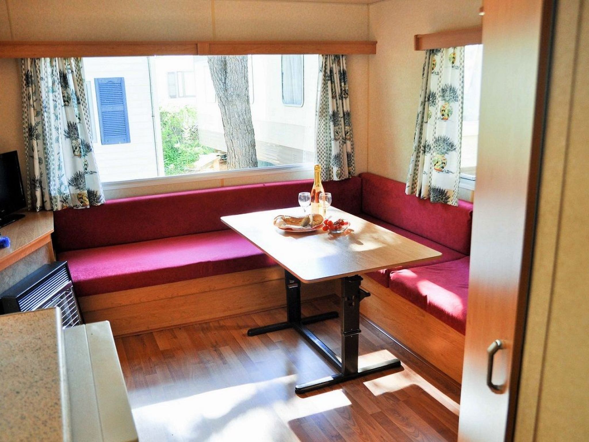 Stacaravan camping Lei Suves cote d'azur Var-Binnen