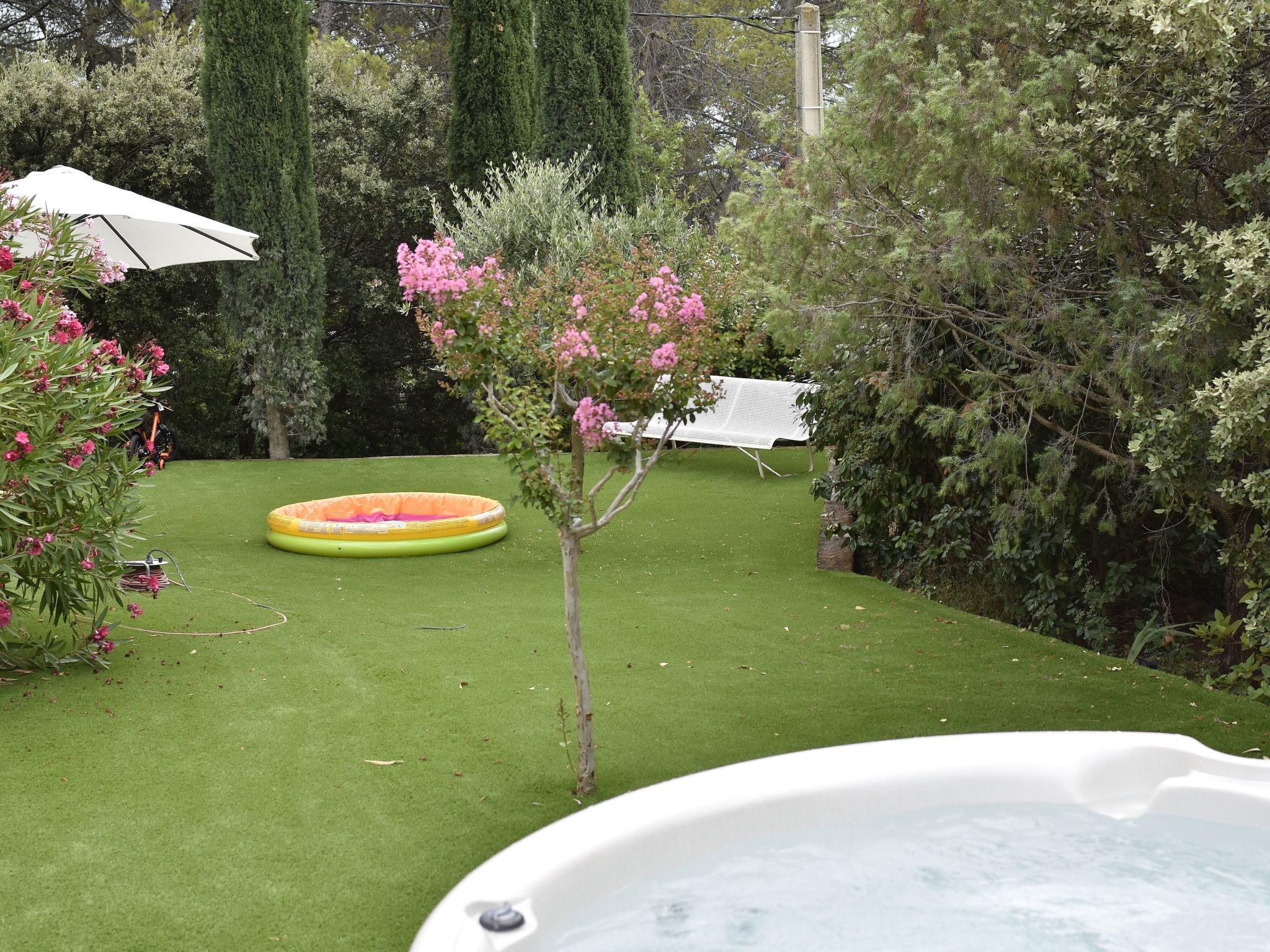 Freistehendes Haus mit großer Terrasse und Panoramablick auf die Landschaft
