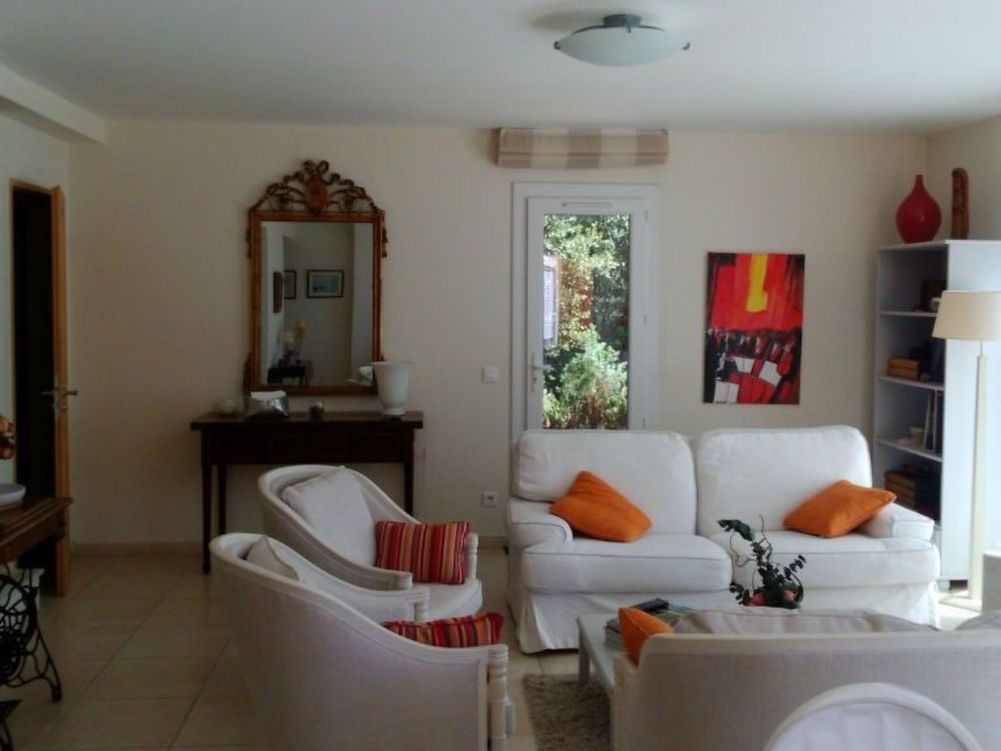 Freistehendes Haus mit großer Terrasse und Panoramablick auf die Landschaft-Image-tags.info