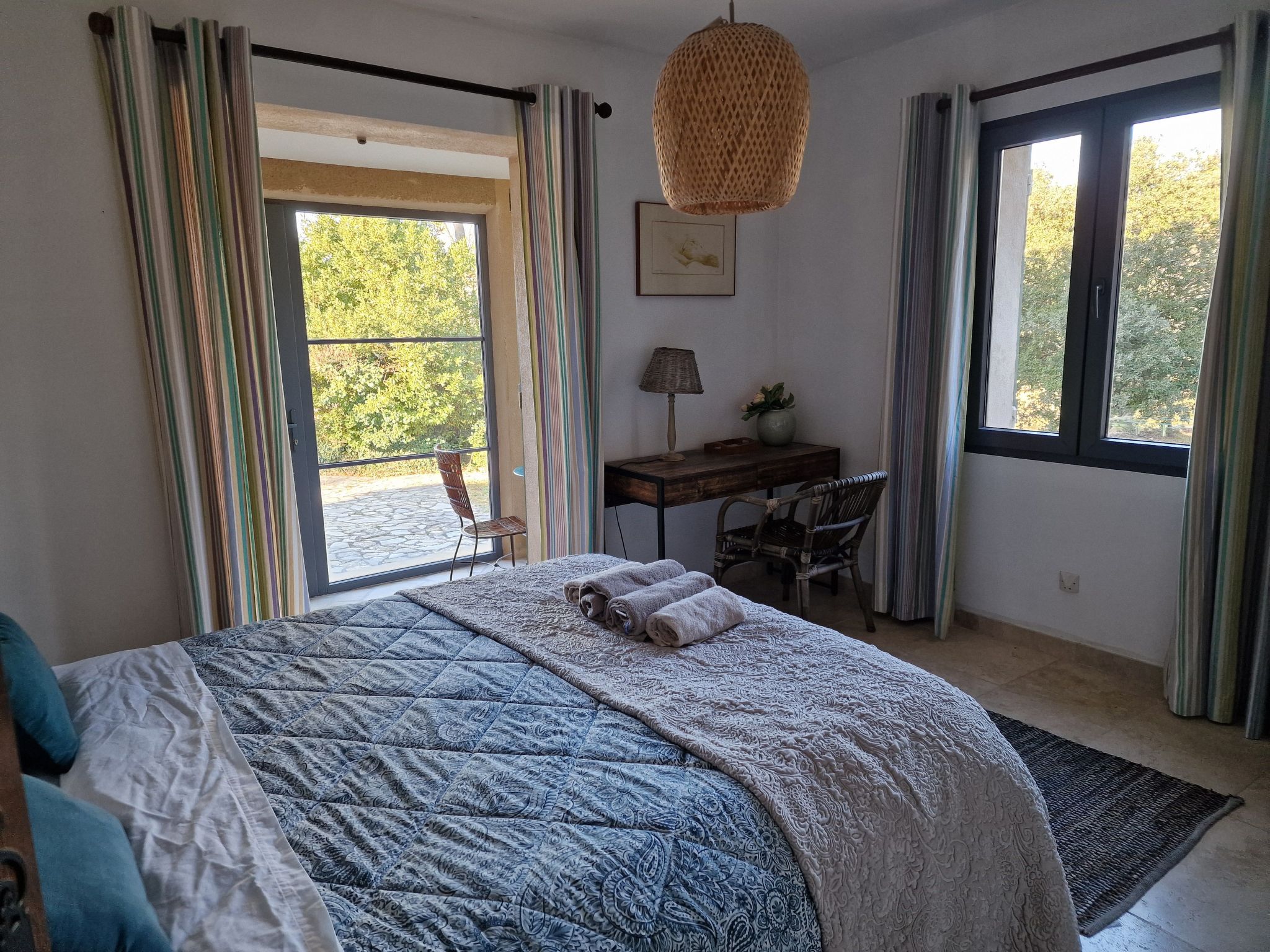 Klimatisiertes Mas Les Heures Bleues mit Pool-Binnen