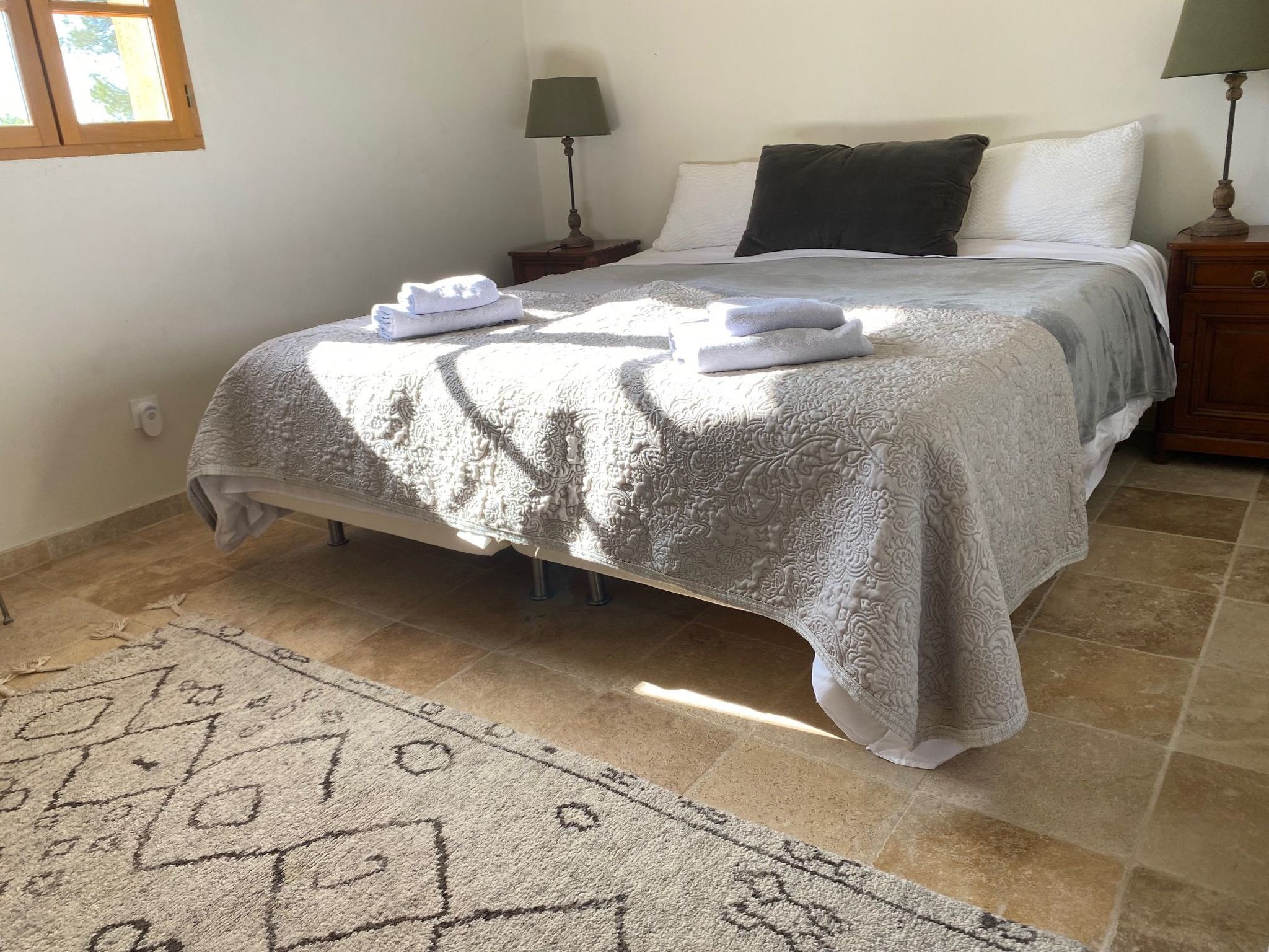 Klimatisiertes Mas Les Heures Bleues mit Pool-Binnen