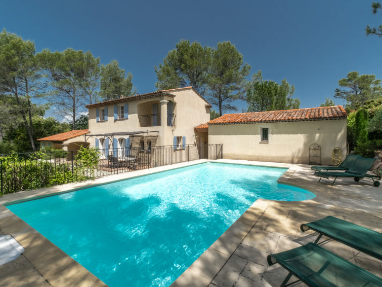 "Le Domaine de St. Endréol Golf & Spa", 5-Zimmer-Haus 160 m2 auf 2 Stockwerken. Geschmackvoll eingerichtet: Wohn-/Esszimmer mit offenem Kamin, Esstisch und Sat-TV. Ausgang zur Terrasse. 1 Zimmer mit ..