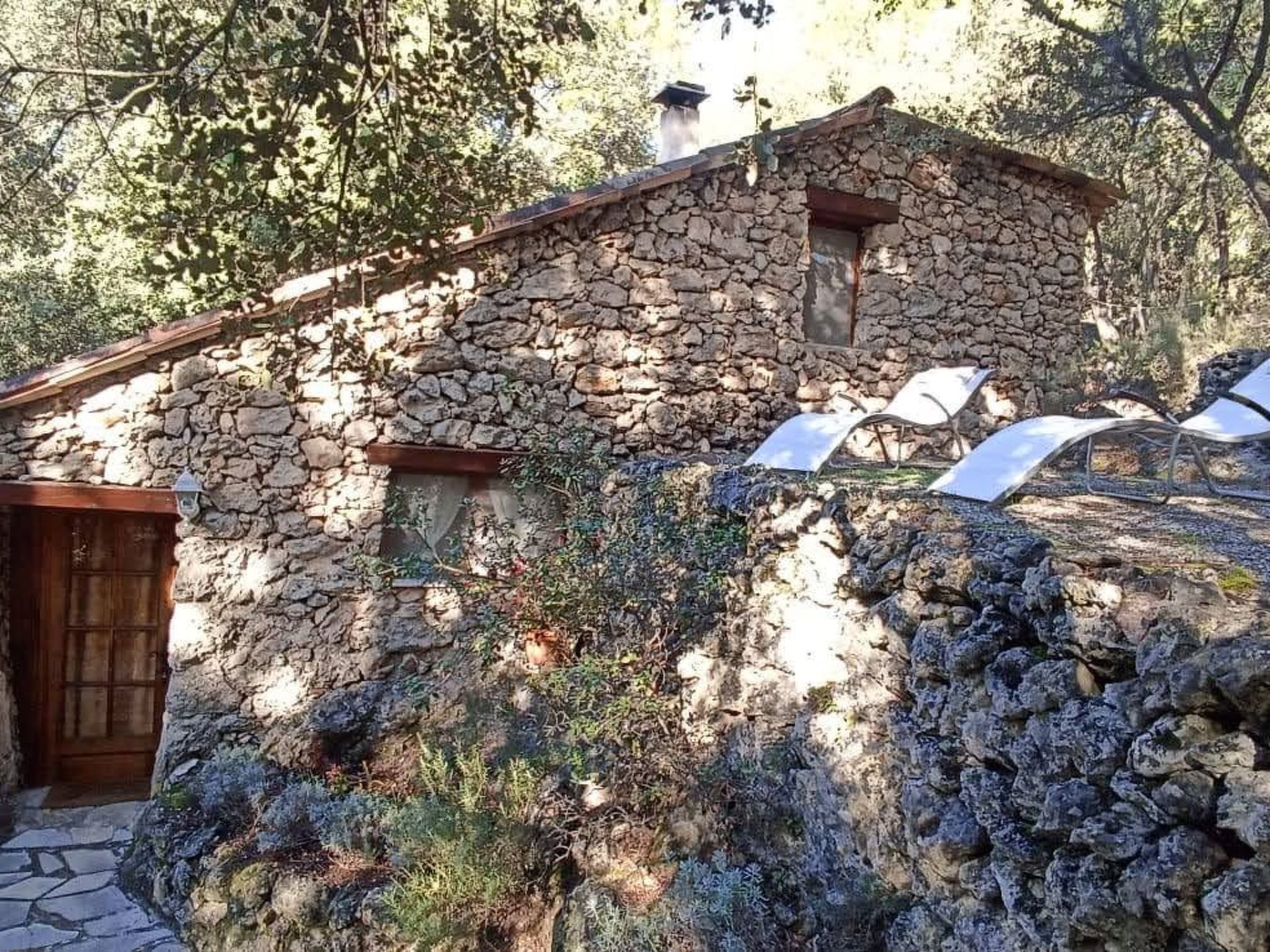 In Sillans-La-Cascade mit Garten-Inside