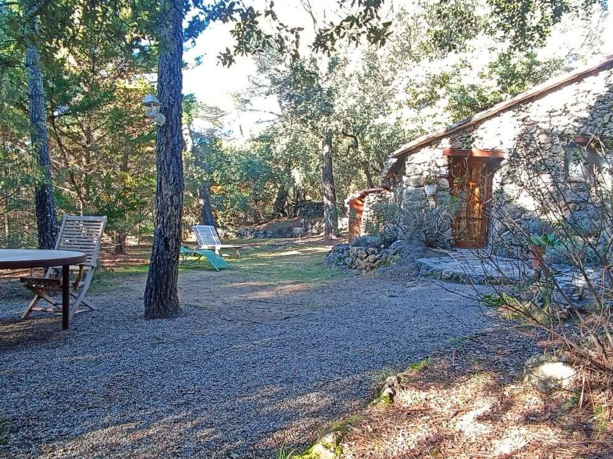 In Sillans-La-Cascade mit Garten-Inside