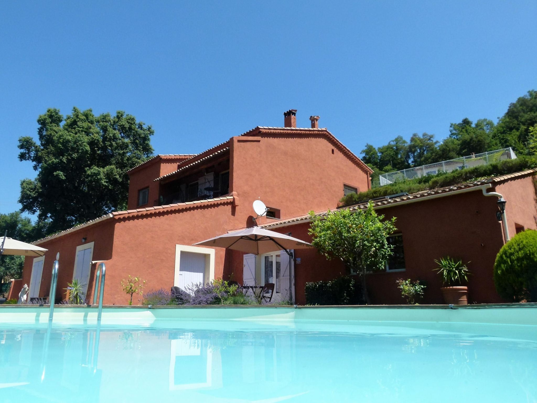 Ferienhaus mit umzäuntem Garten in Bagnols en Forêt (Frankreich) und 1 Hund erlaubt