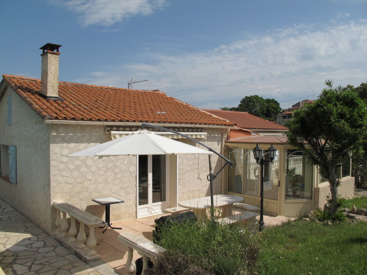 Search and Stay destination Saint-Paul-en-Forêt, Provence-Alpes-Côte d'Azur - France from AU$ 231. Maison Bleue