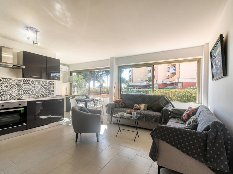 Appartement 2-kamers 46 m2, op de begane grond. Volledig gerenoveerd in 2023: woon-/eetkamer met 1 2-pers divanbed (1 x 140 cm, lengte 190 cm), TV en air-conditioning. 1 kamer met 1 2-pers bed (1 x 14..