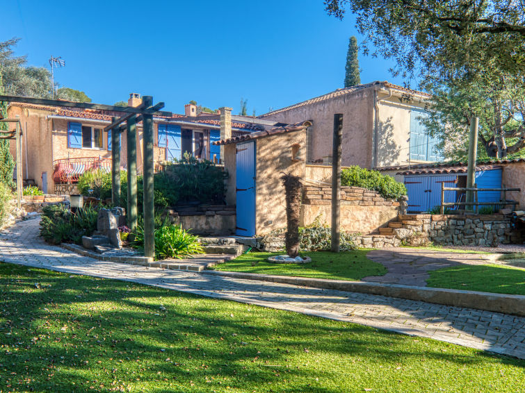 Search and Stay destination Fréjus, Provence-Alpes-Côte d'Azur - France from AU$ 317. Maison Tour de Mare