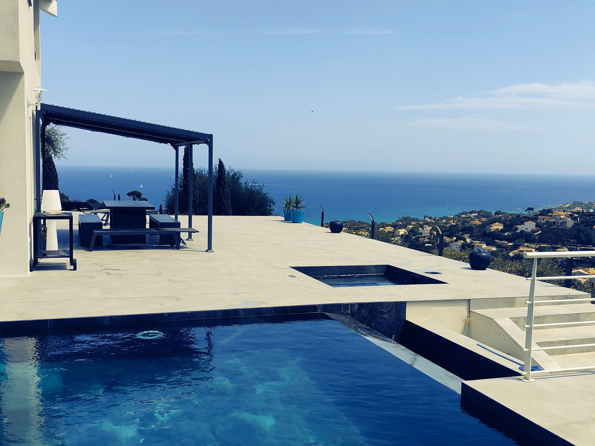 950m vom Meer, herrlicher MEERESBLICK, Pool, Jacuzzi-Dedans