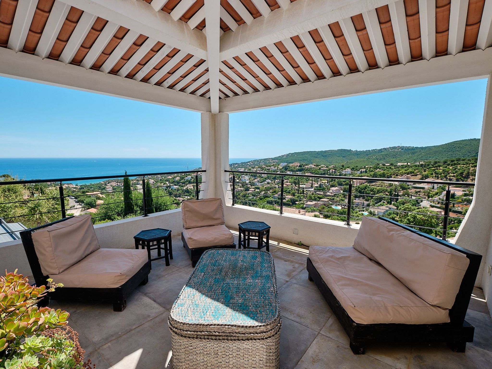 950m vom Meer, herrlicher MEERESBLICK, Pool, Jacuzzi-Dedans