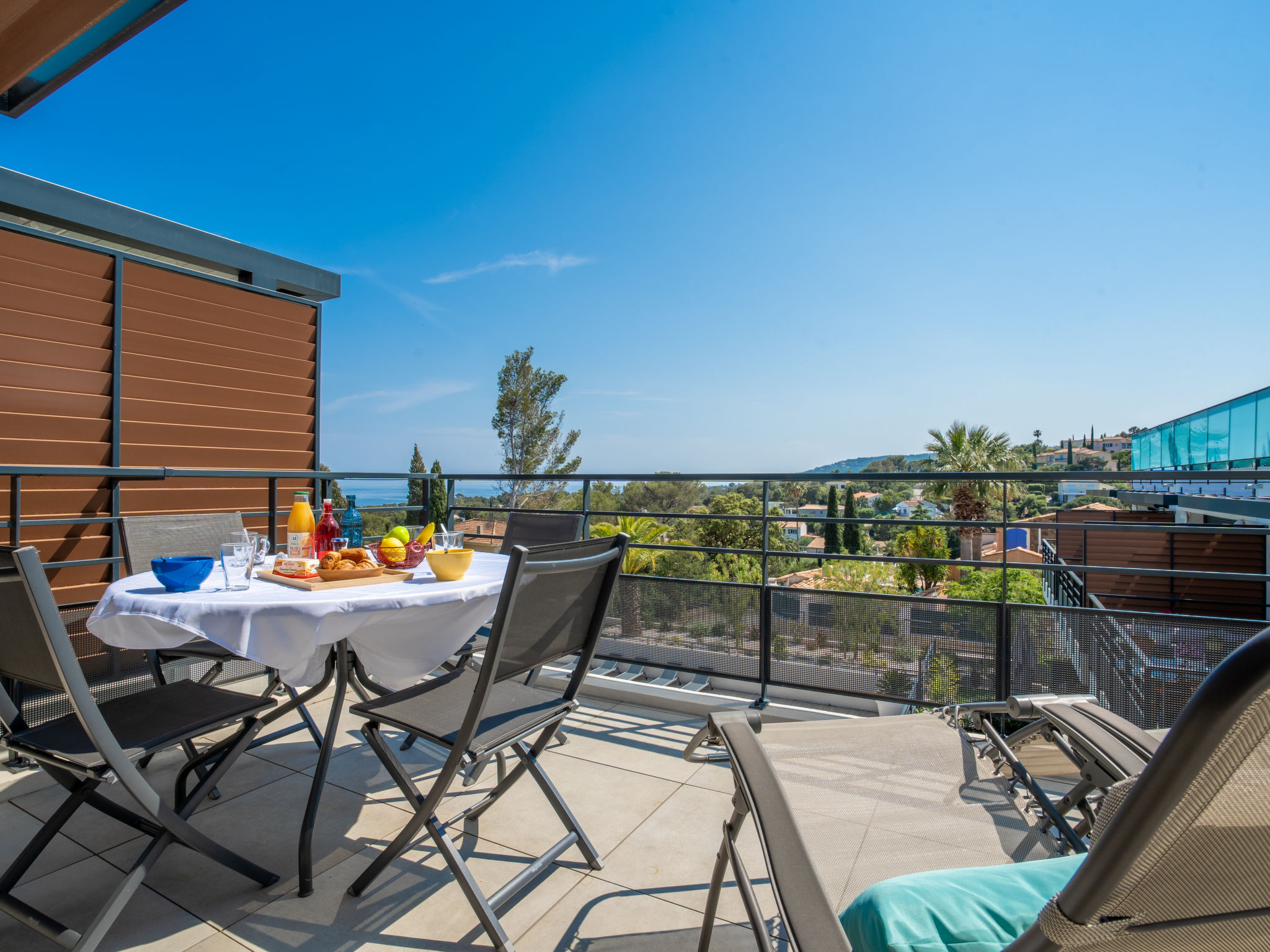 Appartement 3-kamers 61 m2 op de 1e verdieping. Comfortabel en modern ingericht: woon-/eetkamer met TV (Flatscreen TV), air-conditioning en elektrische rolluiken. Uitgang naar het terras. 1 kamer met ..