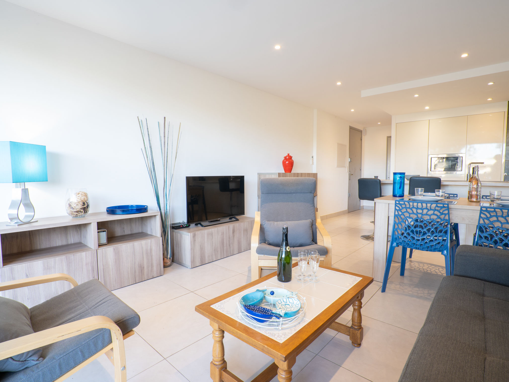 Appartement 3-kamers 63 m2, op de begane grond, op het westen gelegen. Gerenoveerd in 2020, comfortabel en modern ingericht: woon-/eetkamer met panoramavenster met TV (Flatscreen TV), air-conditioning..