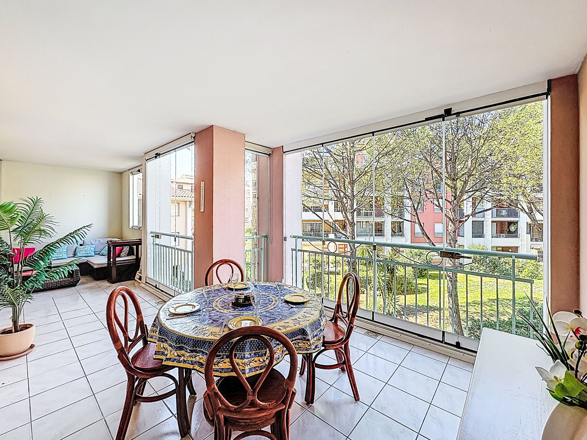 Appartement 3-kamers 48 m2 op de 2e verdieping. Mooi en modern ingericht: woon-/eetkamer met TV (Flatscreen TV), ventilator. Uitgang naar het terras. 1 kamer met 1 2-pers bed (180 cm, lengte 200 cm), ..