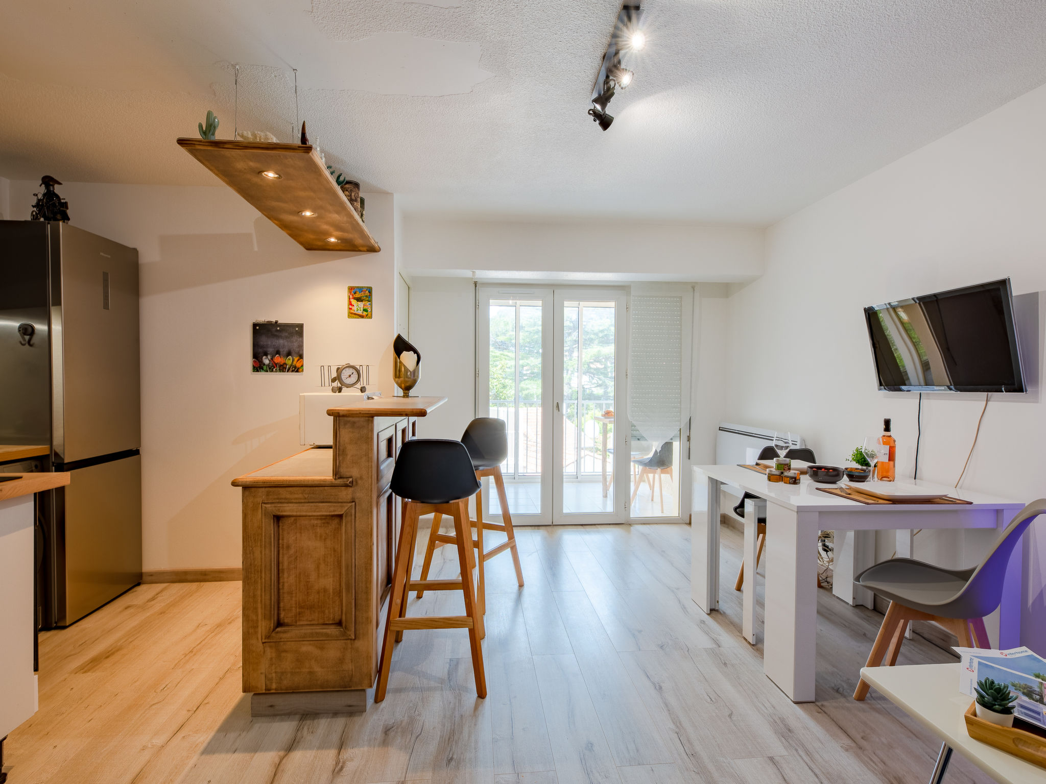 Appartement 2-kamers 30 m2 op de 2e verdieping. Comfortabel ingericht: woon-/eetkamer met TV (Flatscreen TV), ventilator. Uitgang naar de loggia. 1 kamer met Kleedkamer met 1 2-pers bed (140 cm, lengt..