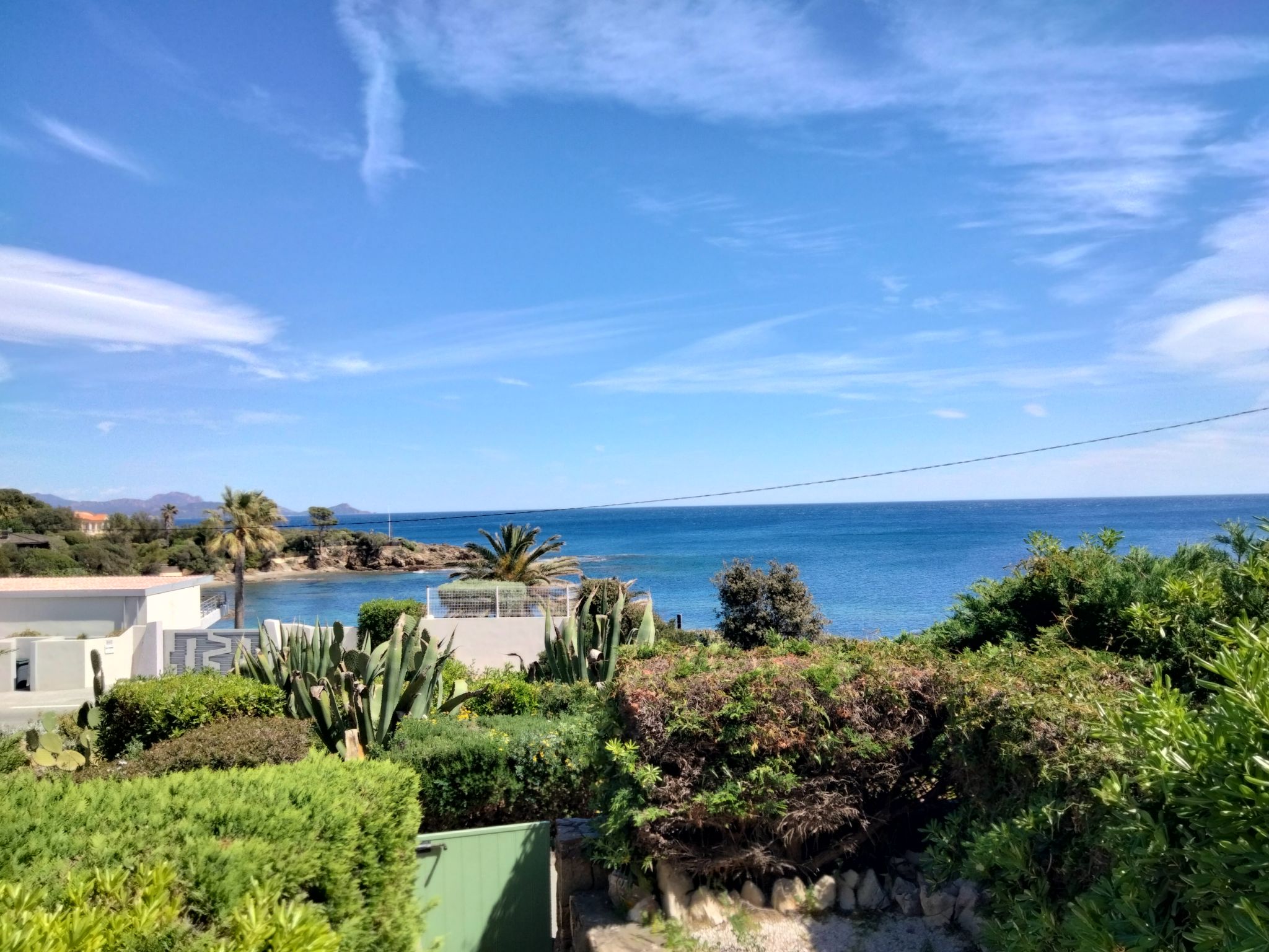 Appartement 2-kamers 26 m2, op de begane grond, op het zuiden gelegen. Eenvoudig ingericht: woonkamer met 1 uitschuifbaar bed (2 pers. 2 x 70 cm, lengte 190 cm), TV (Flatscreen TV), ventilator. Uitgan..